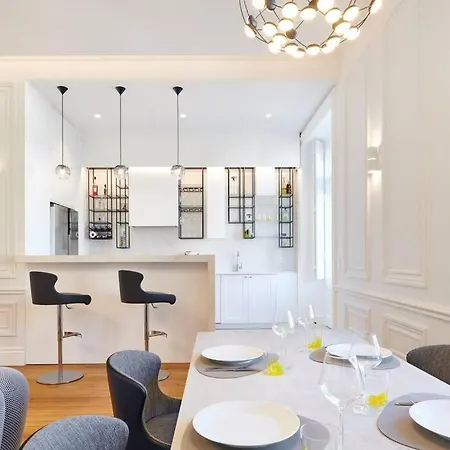 De Standing Apartment