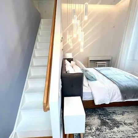 De Standing Apartment